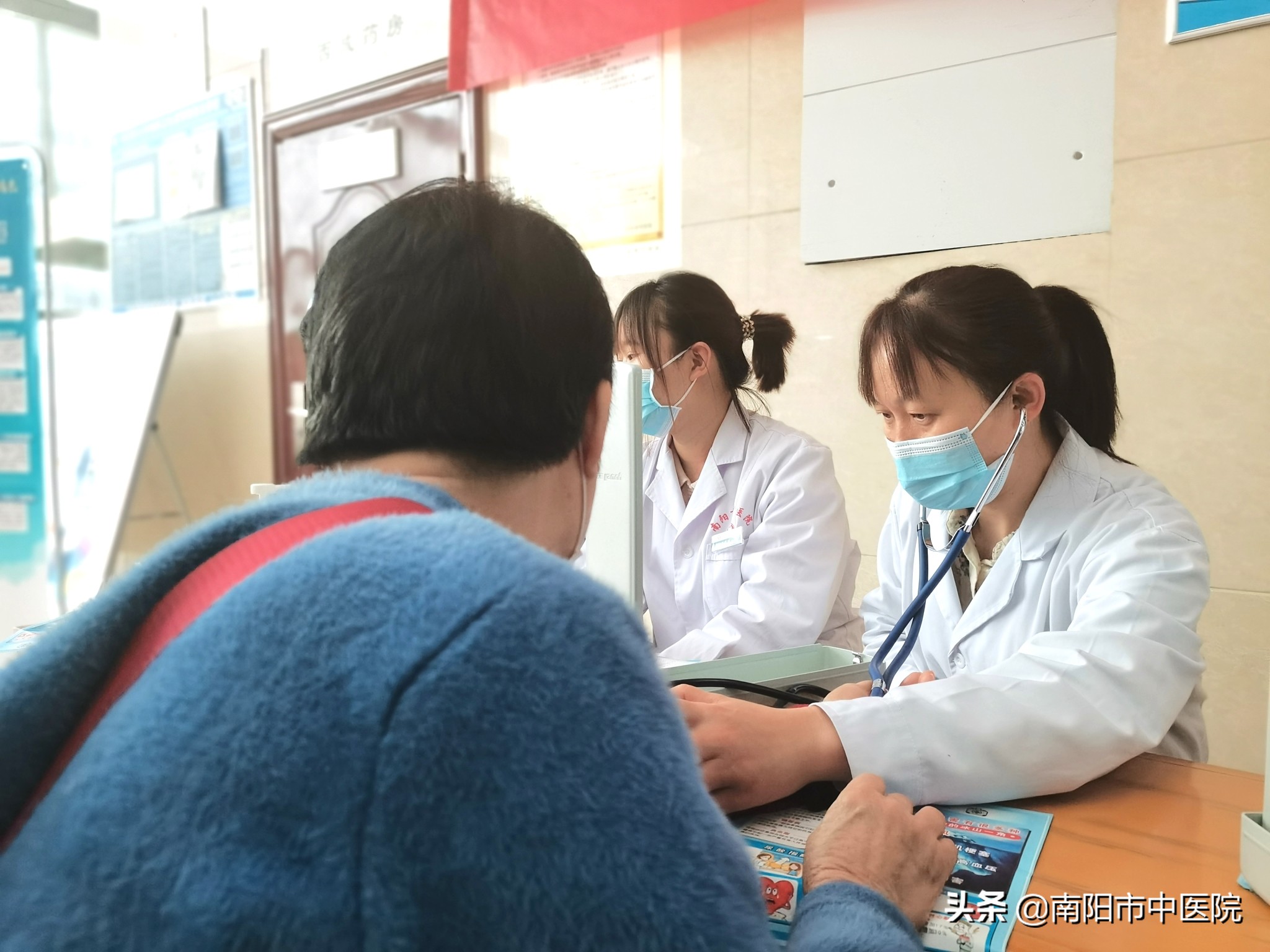 南阳市中医院举行“关注尿酸远离痛风”4·20世界痛风日义诊活动