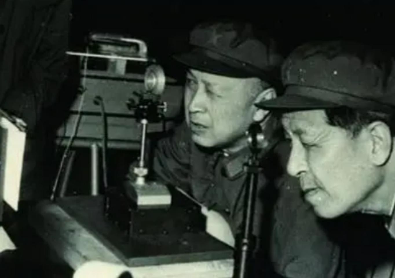 1955年钱学森回国，毛*东泽**紧握他的手：听说美国人把你当五个师呢