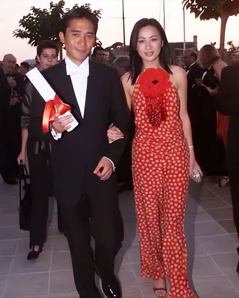 刘嘉玲与梁朝伟恩爱合照穿小香风,刘嘉玲梁朝伟红毯动图