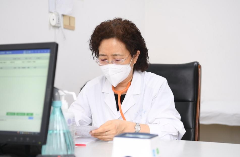 抽动症孩子治愈后成年有什么症状,抽动症成年后治疗