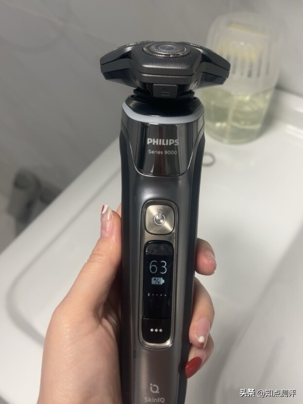 飞利浦剃须刀s99系列测评,飞利浦s9936剃须刀后显示屏