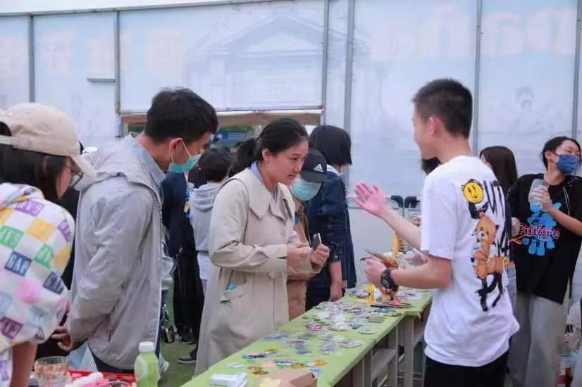 二外魅力，国际视野，销售火爆，一起相约洛阳二外校园贸易节