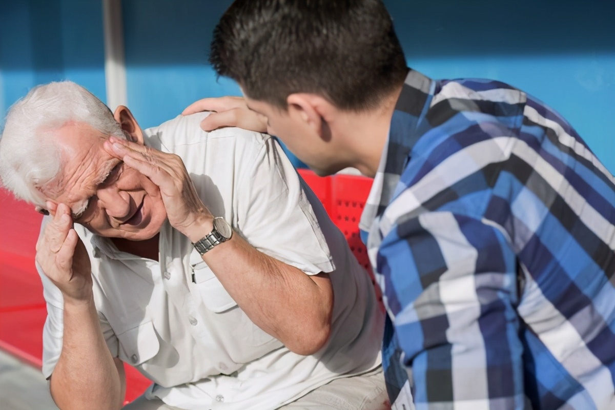 生气会引起胃出血,食管静脉曲张是呕血还是排黑便