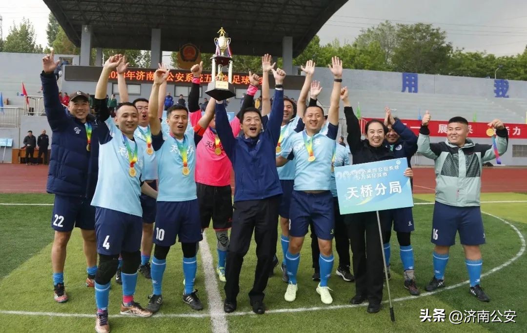 瞧瞧～警察队伍里的“足球小子”！