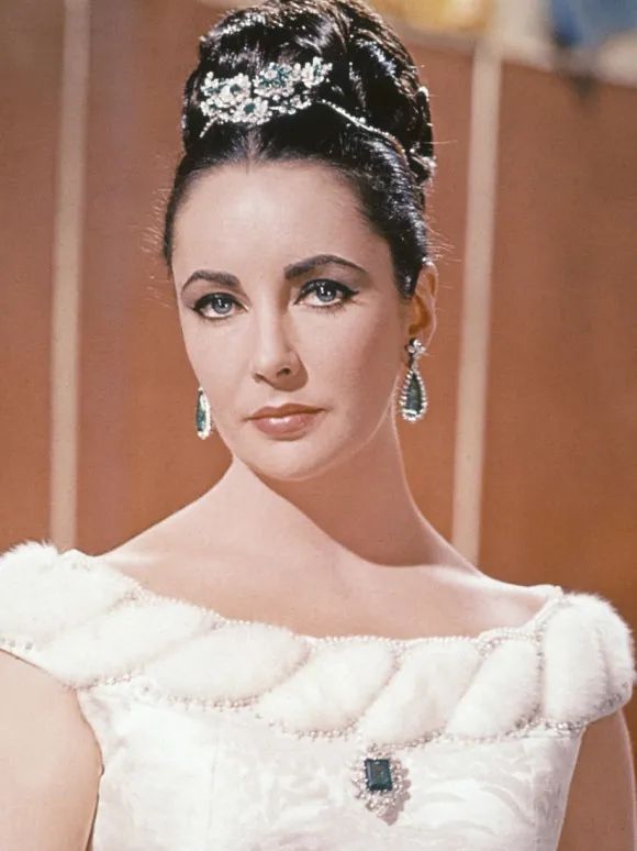 王冠要怎么戴才不会压塌头发,王冠头饰戴法