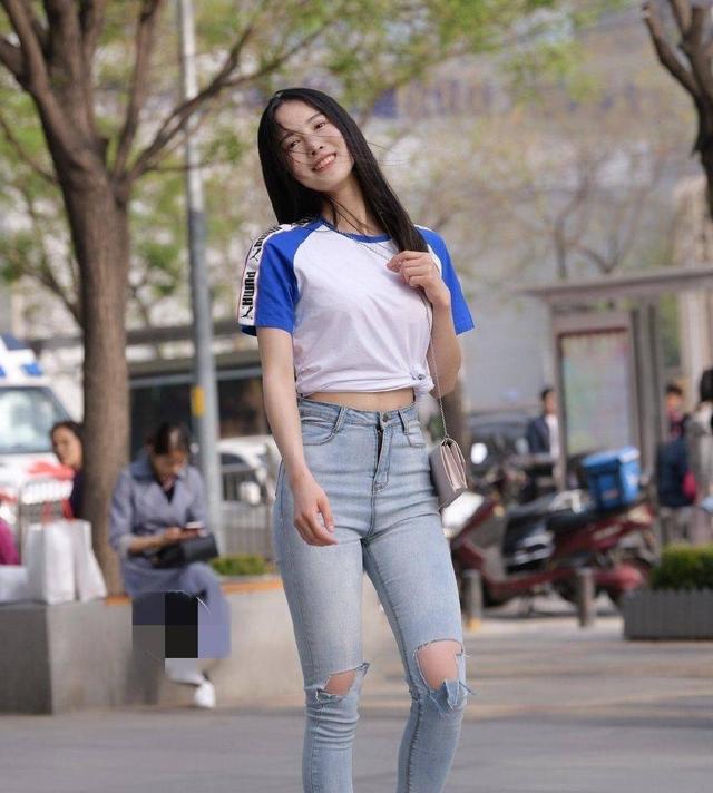 白T搭配浅色破洞牛仔裤，简单休闲又不失活泼