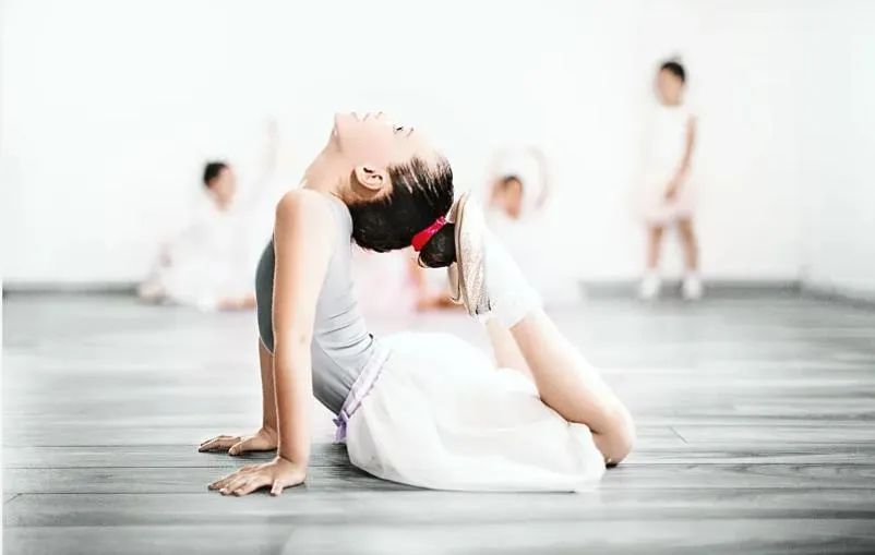 儿童跳舞下腰瘫痪训练,舞蹈下腰导致瘫痪的都是多大孩子