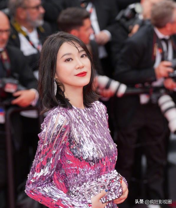 有人穿成玫瑰花，有人真空上阵，戛纳红毯走完了，谁尴尬一目了然