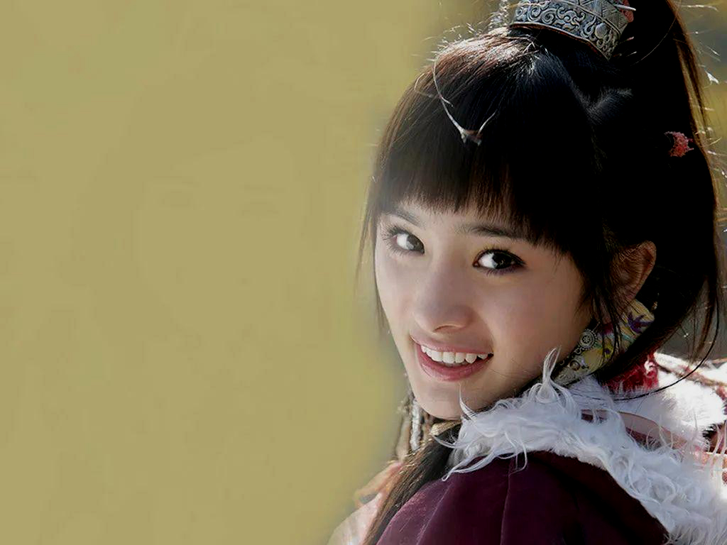 杨幂小时候瓜子脸长大变方脸,杨幂小时候旧照秒杀其他女明星