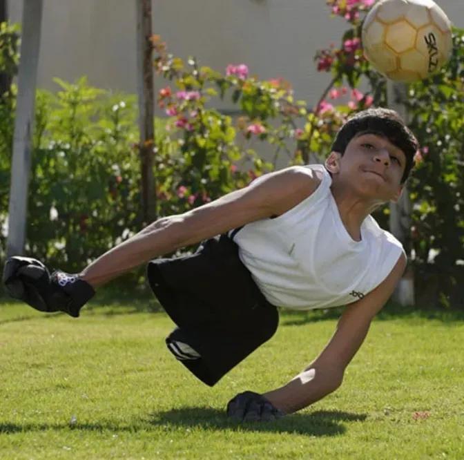 世界杯开幕式半身男孩引发热议,世界杯开幕式半身男孩对话原版