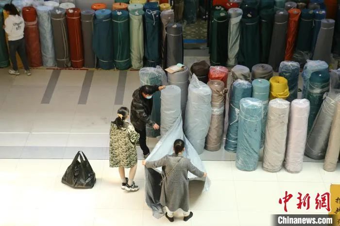 气温逐步降低冬季羽绒服迎来热销,寒冬来袭你准备好羽绒服了吗