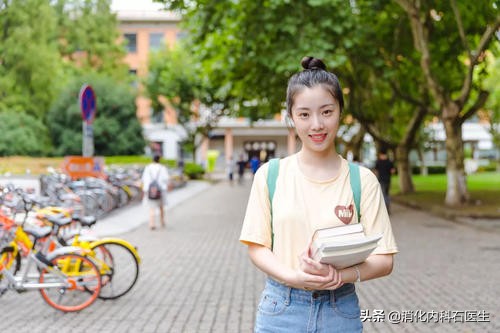 女人右下腹阑尾部位疼痛什么原因,女性右下腹疼伴有恶心阑尾已切除