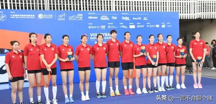 中国女排香港站活动场面,蔡斌和女排队员袁心玥李盈莹