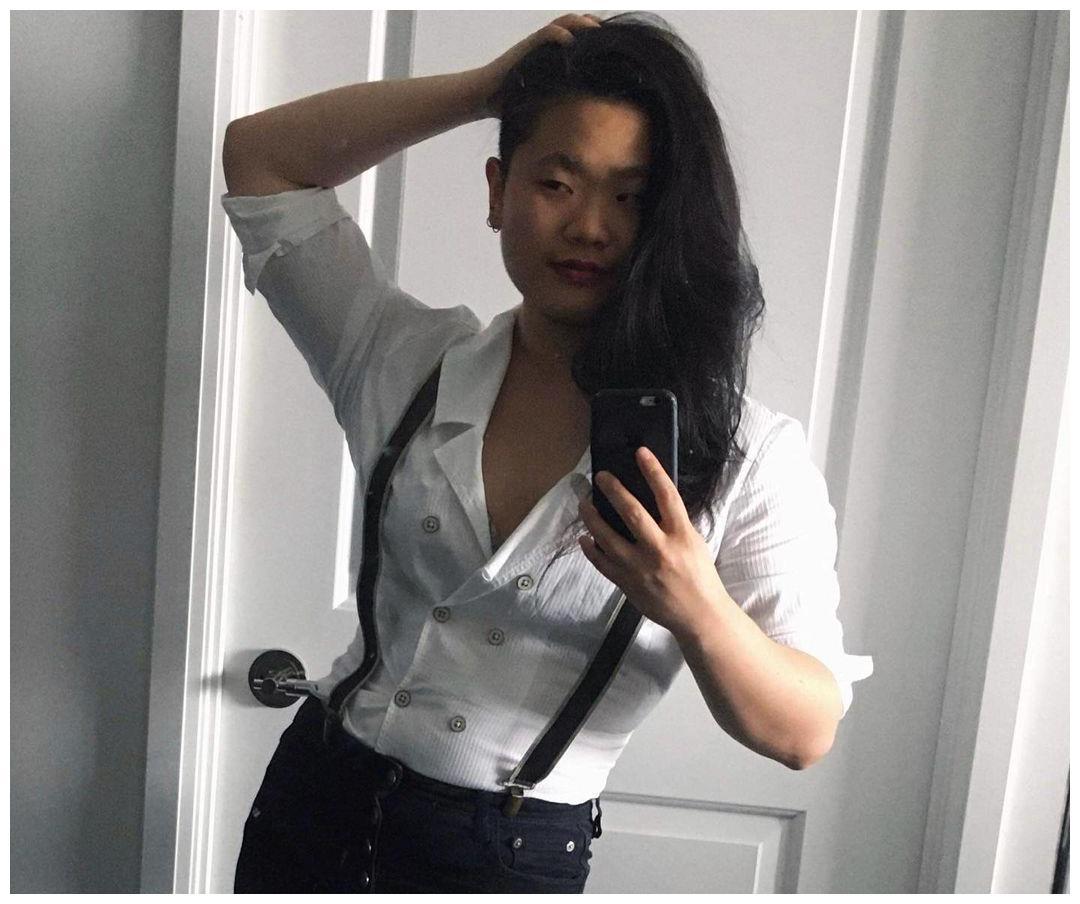 毕福剑女儿撞脸小岳岳！罕晒照留长发打扮很女人，身材壮硕太男人