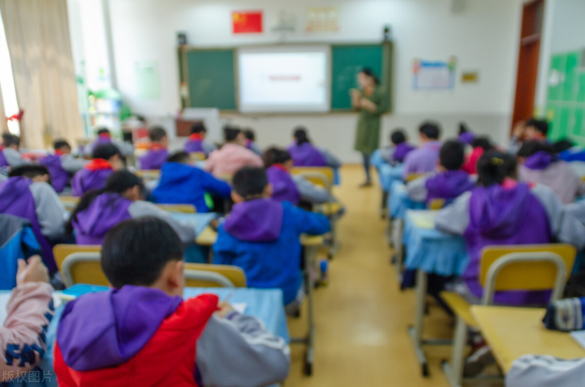 孩子成绩差总坐最后一排怎么办,孩子成绩差就应该永远坐最后吗