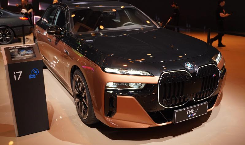 宝马i750低配豪华驾驶测评,宝马i7m70