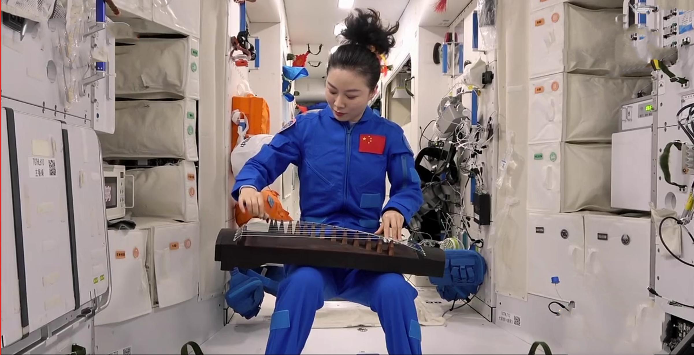 宋轶央视春晚公主半扎发,宋轶春晚服装