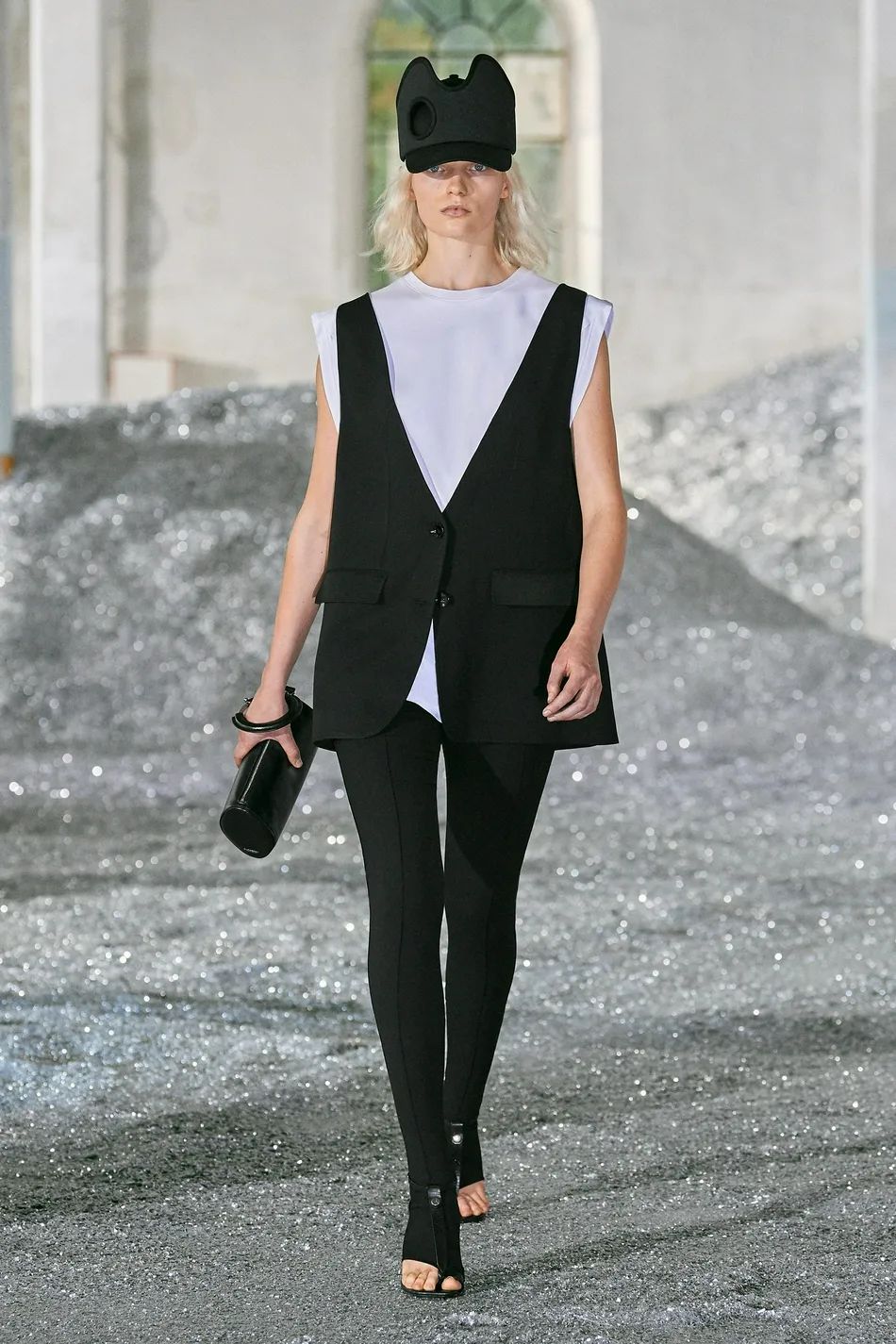 秋日马甲穿搭的n种,春天咖色格子针织马甲怎么搭配