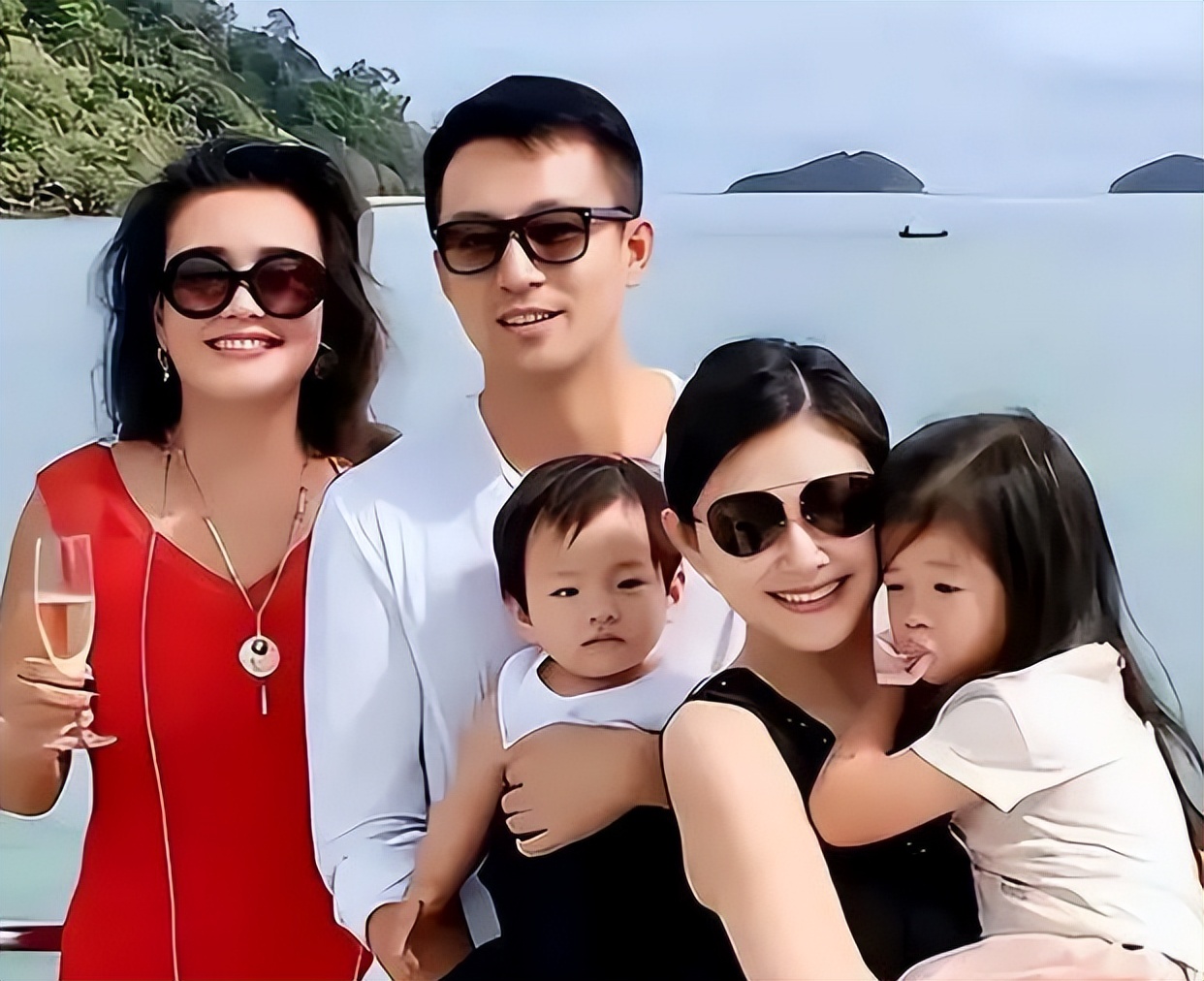 汪小菲直播讲自己受伤,汪小菲直播摔东西视频