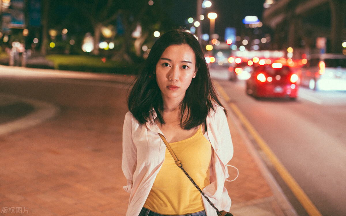 流浪女的独居生活视频,流浪女孩的一天