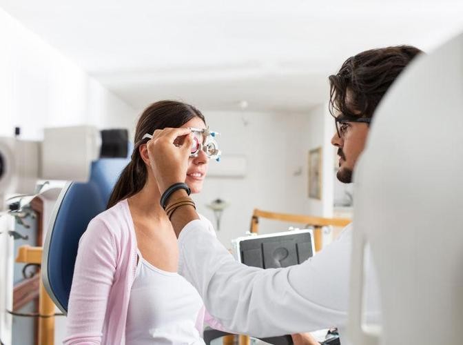 为什么看手机会频繁点头,总是看手机哭有什么危害