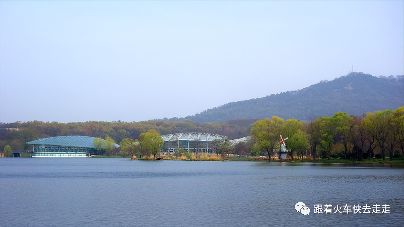 南京城墙下的琵琶湖,南京旅游先看城墙还是先看玄武湖