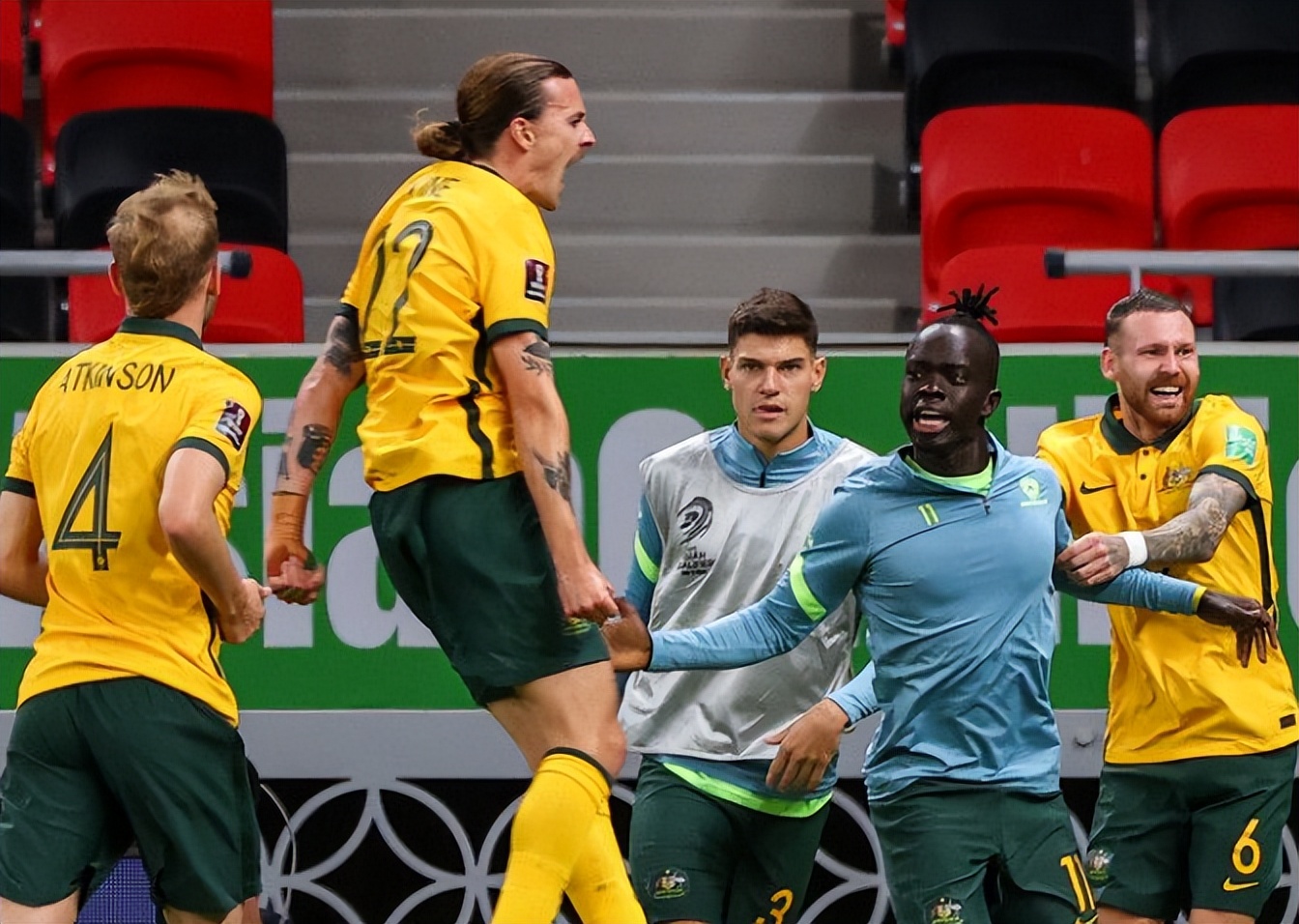 东亚杯4:3战胜澳大利亚,世界杯预选赛国足对澳大利亚直播