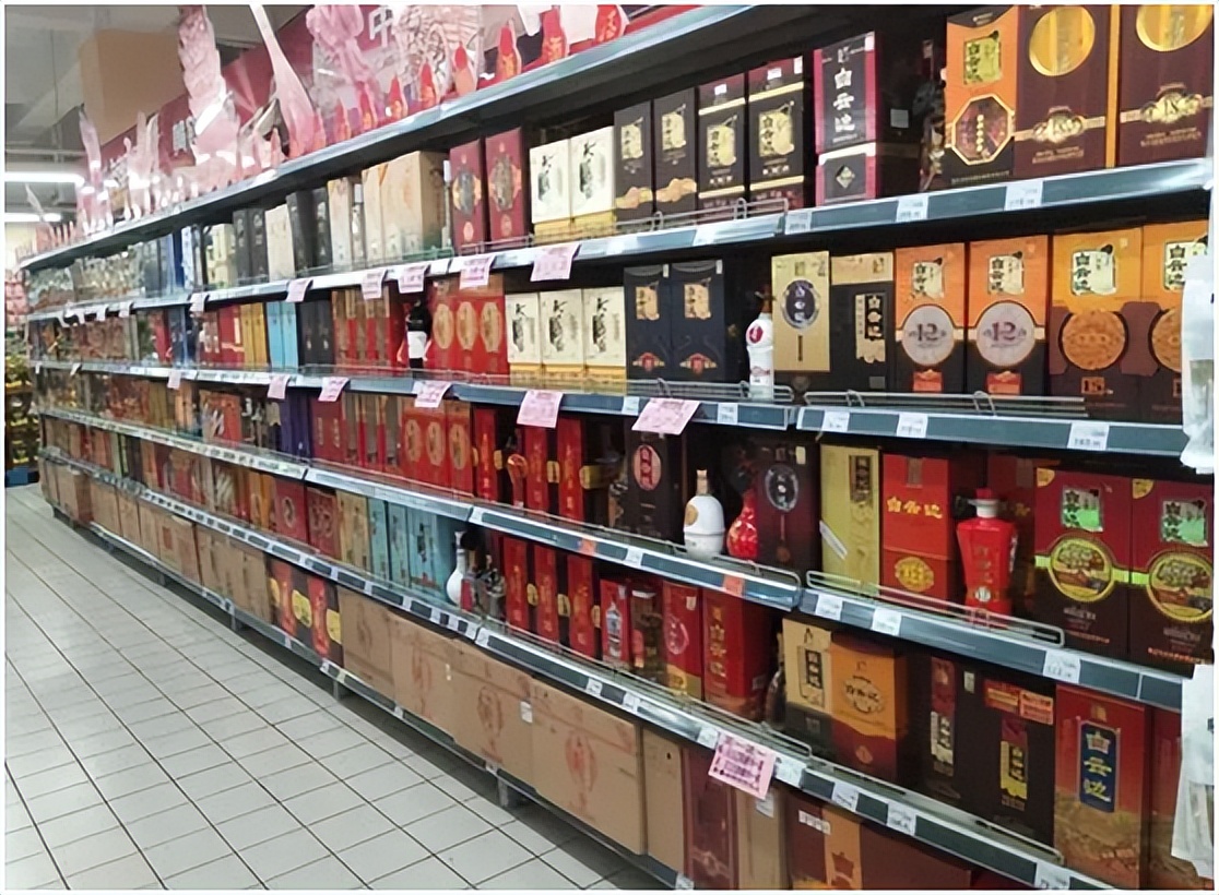 喝酒30年，都不一定能明白，商场白酒货架摆放的“玄机”