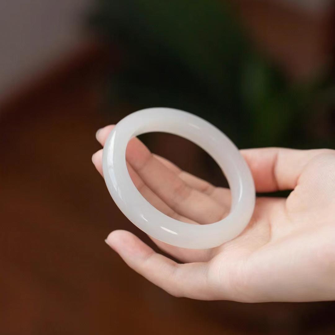 翡翠跟玉有什么区别？很多人都傻傻分不清楚