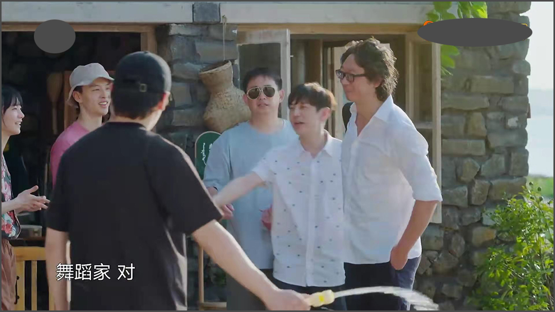 《向往的生活》黄磊对姚安娜过分热情令人不适,许多细节耐人寻味