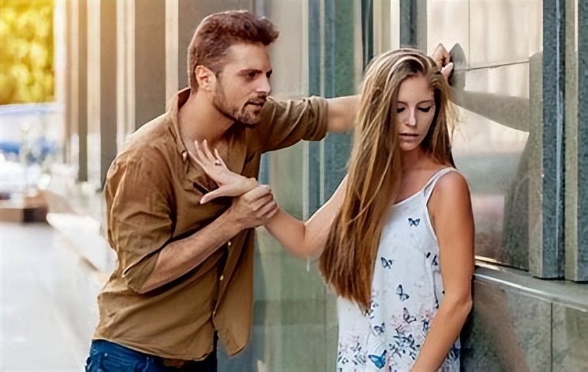 女人得知男友出轨竟然这样做,男友出轨闺蜜女友竟选择这样报复