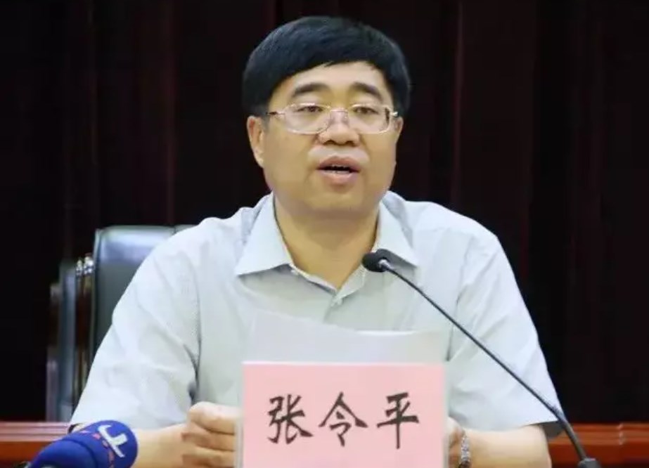 辱骂国土局局长“滚出去”，全家敛财超2000万，张令平的贪超想象