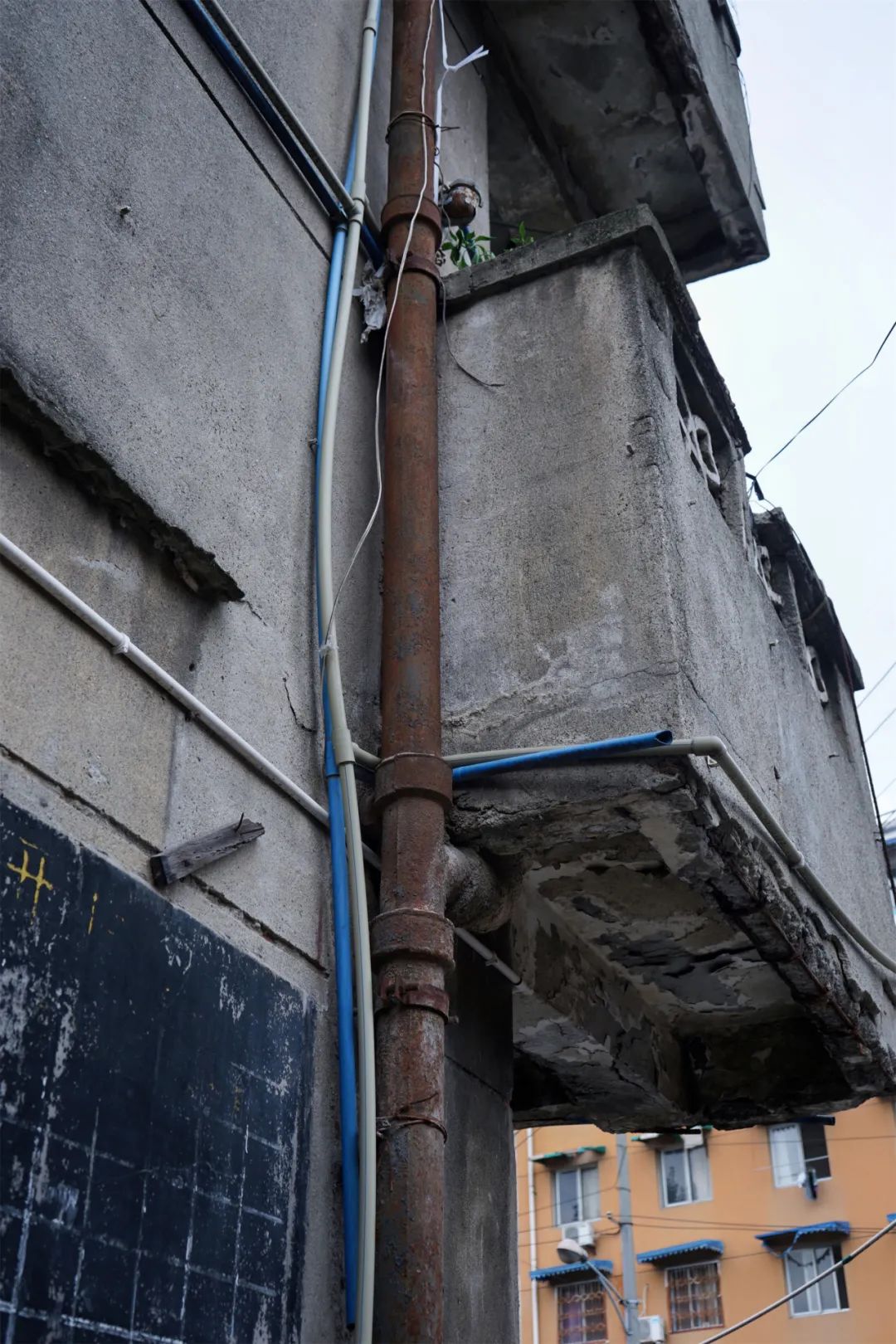 穿越五块石的百米窄巷，打开铁半城的光