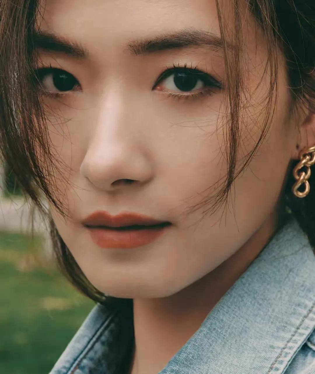 万茜高开叉裙造型图文,万茜穿高开叉长裙单人超美图片