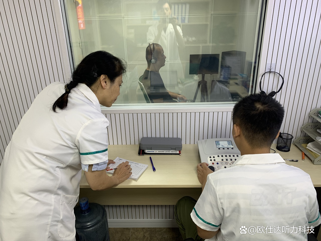 深耳道式助听器戴着堵吗,助听器堵耳效应有什么症状