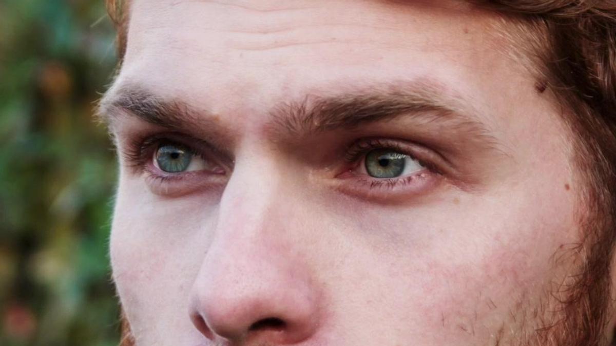 早上睡醒了眼皮眼袋肿是怎么回事,中医治疗眼袋大属于哪个科室