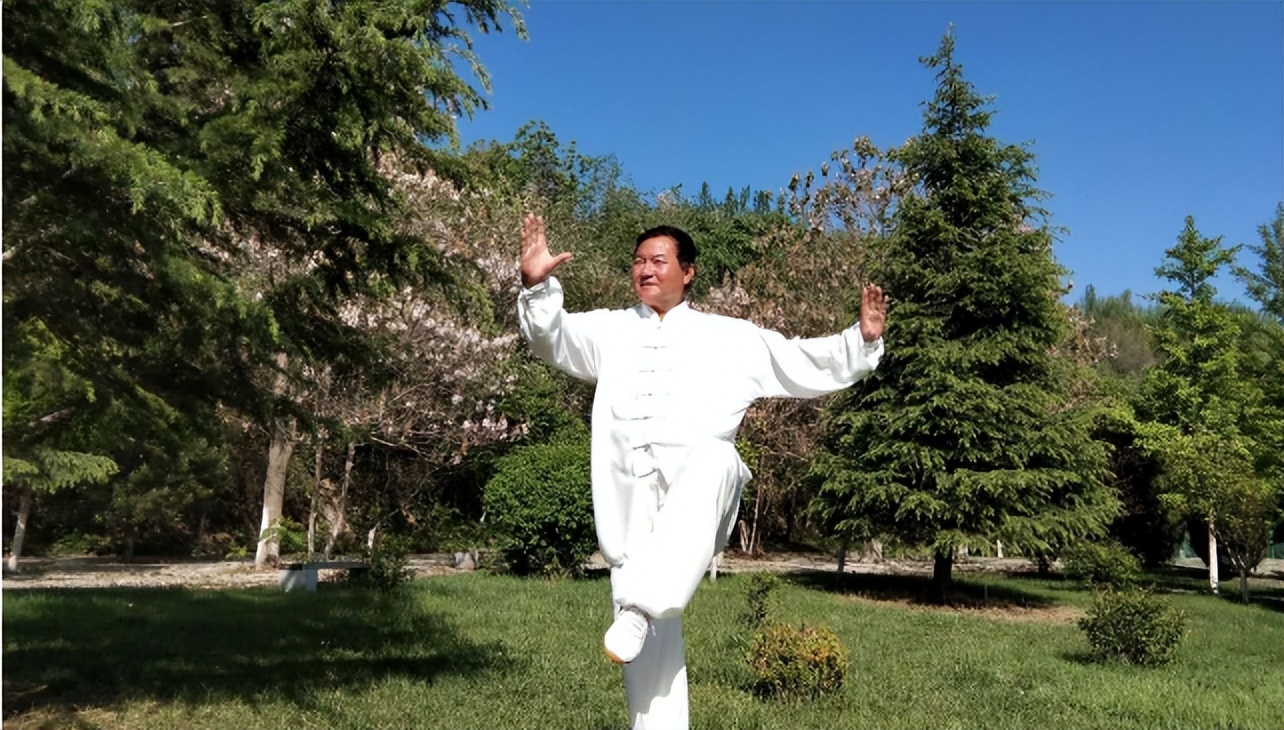 老人身上有一股怪味吗？建议55岁后，远离3个习惯，老了或没味