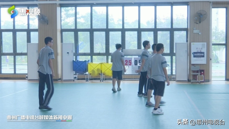 现在的高中生多高,记者问中学生有没有近视