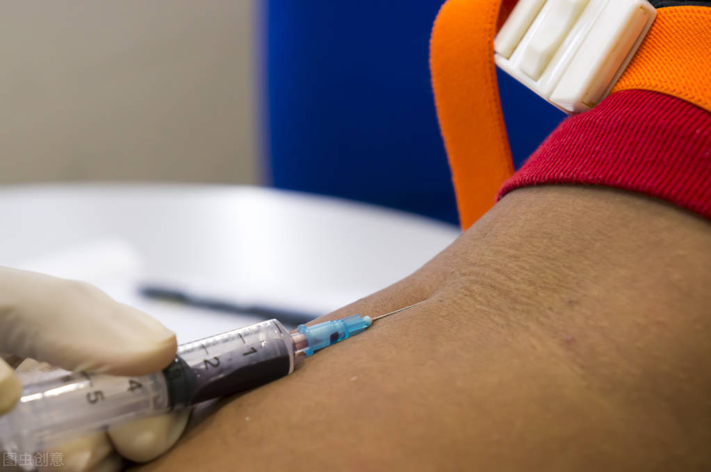 身上起了许多小红点是什么症状,身上的小红点是啥原因造成的