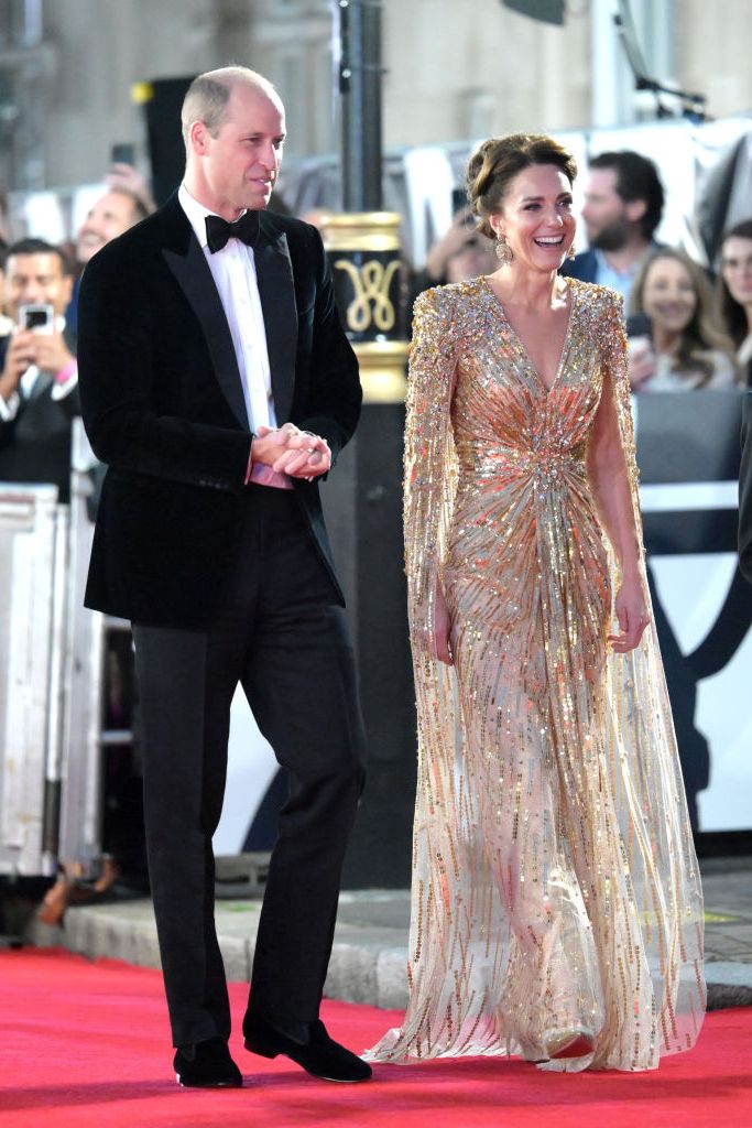 穿斗篷的女人图片大全,王室斗篷图片