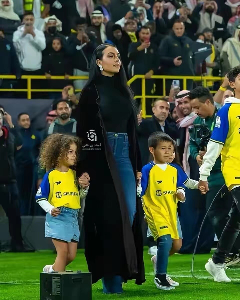 c罗出席乔治娜颁奖典礼,c罗现身乔治娜综艺