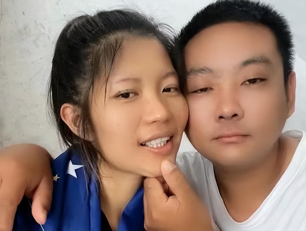 深圳街头惊现“地摊女友”，1元抱抱10元亲亲，网友：脑洞太大