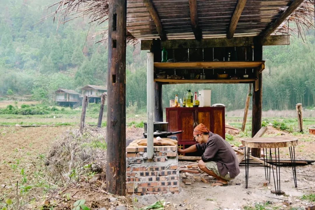 他在贵州租下200亩山谷，95后纷纷投奔：过不花钱的日子，很快乐