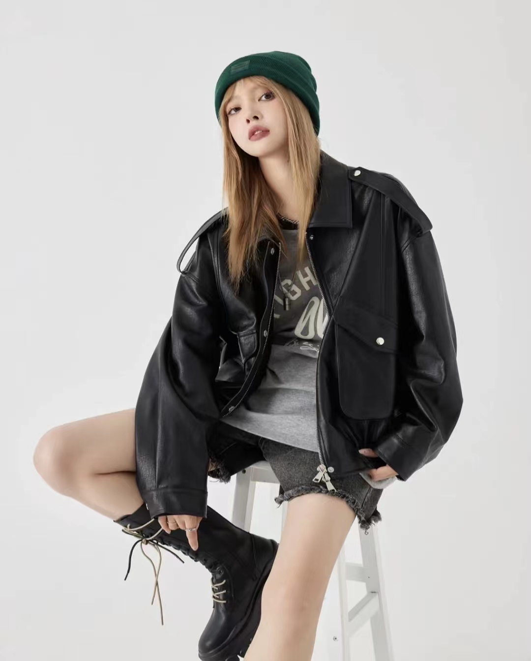 黑色皮衣怎么搭配才显高级,绯红色皮衣怎么搭配秋冬