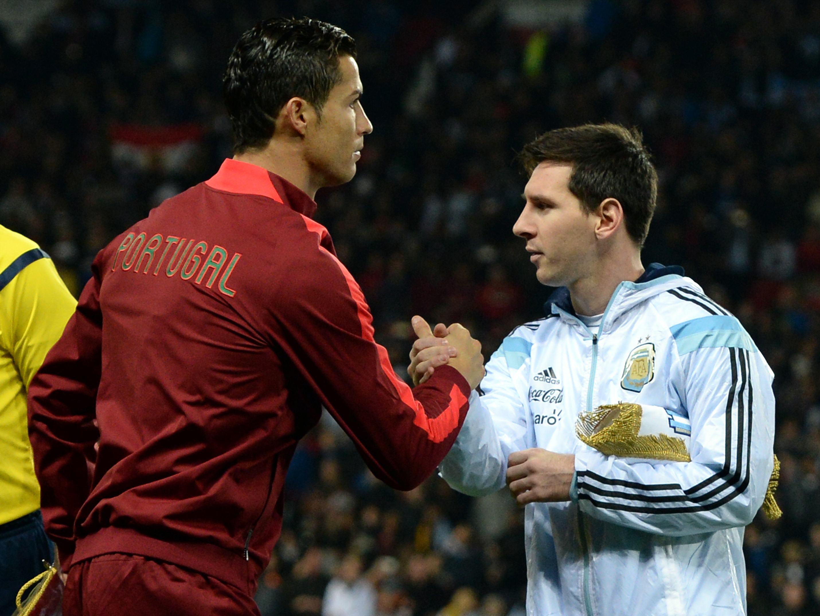 梅西和c罗谁更强必须给一个答案,梅西和c罗谁更接近球王