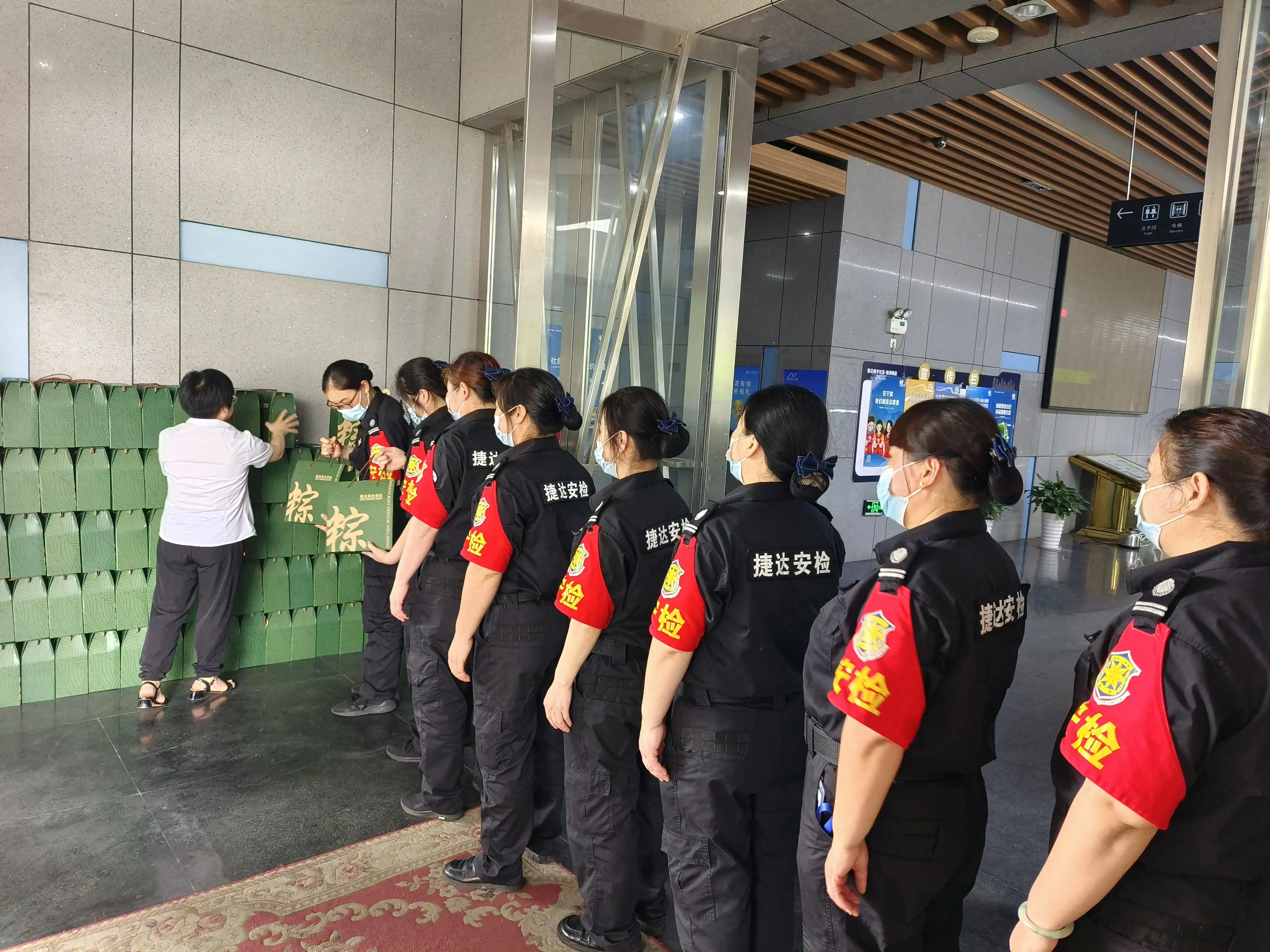 一盒粽子一片情点滴关怀暖人心捷达保安公司向员工发端午粽子礼品