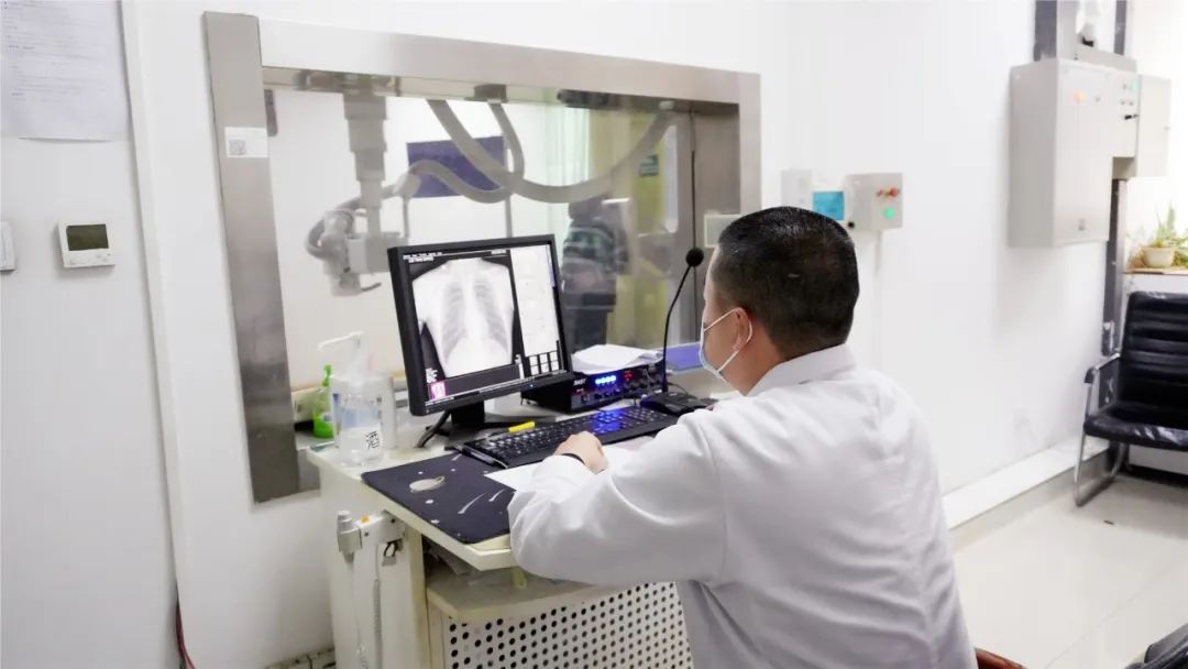 致敬公司的摄影师,美女致敬摄影师视频