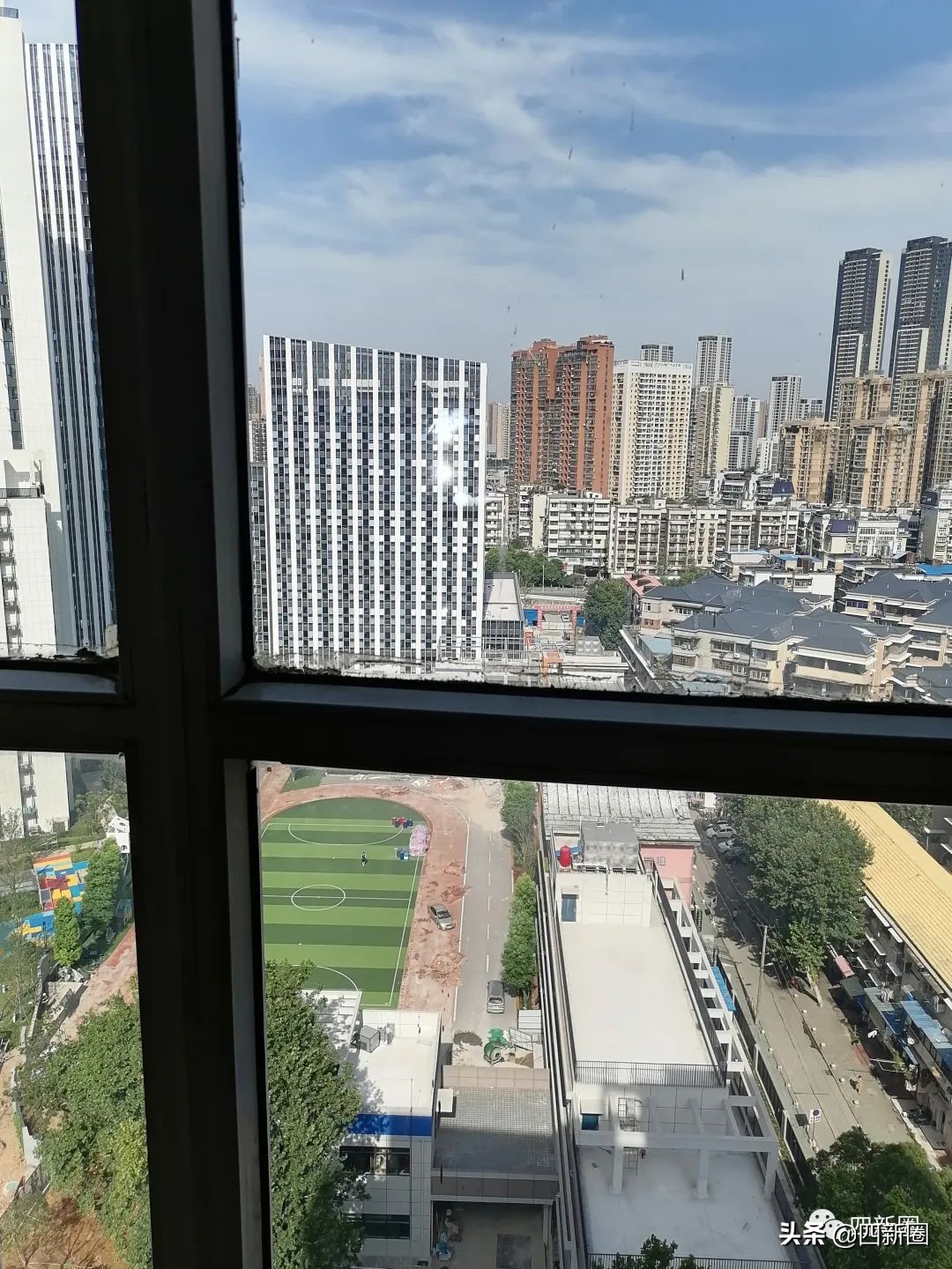 四新街芳草东路交通护栏被人为破坏，十里铺小学有改扩建计划