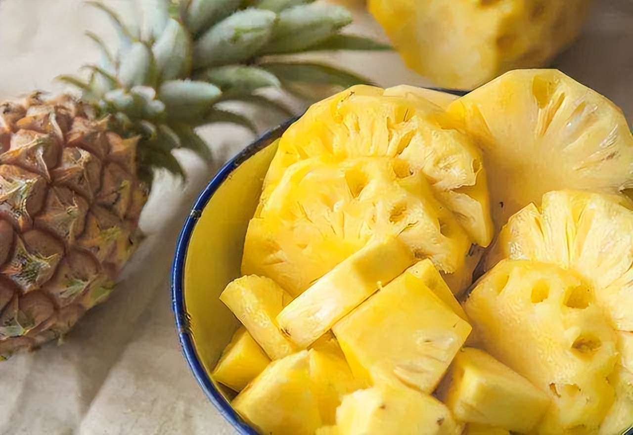 菠萝为什么吃到嘴里发麻,为什么吃菠萝之后舌头会痒