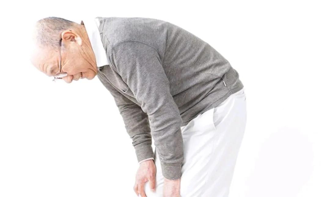 如何照顾骨质疏松老人,中老年人怎样保护骨骼营养健康